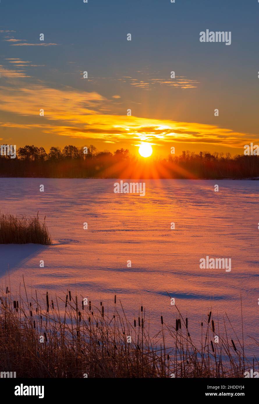 Lever du soleil sur le Chippewa Flowage dans le nord du Wisconsin. Banque D'Images