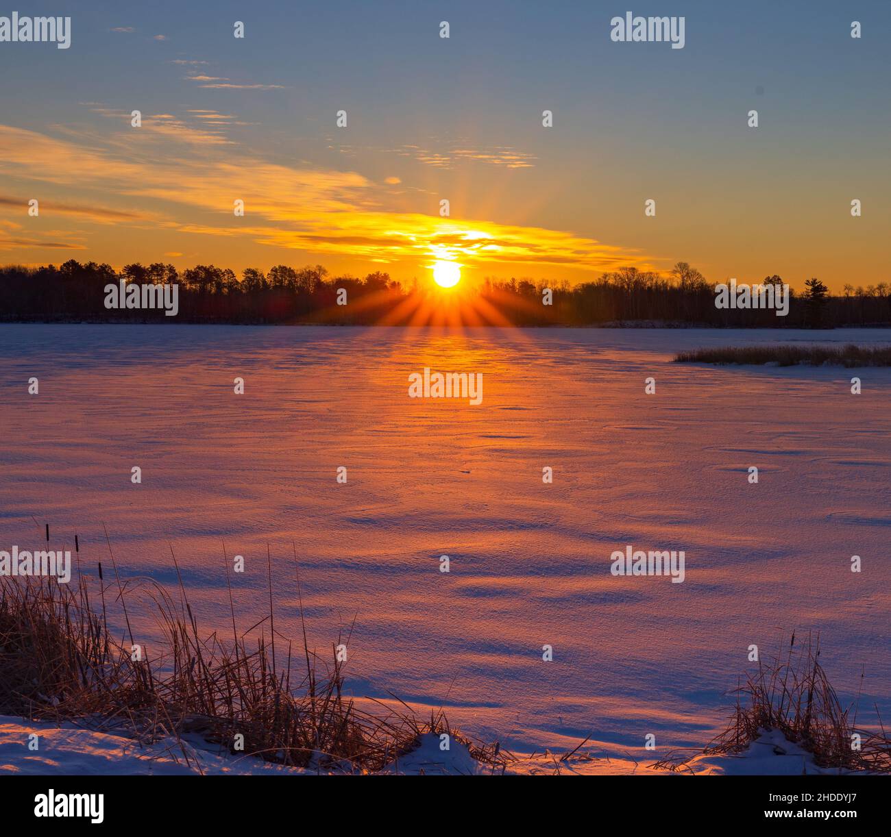 Lever du soleil sur le Chippewa Flowage dans le nord du Wisconsin. Banque D'Images