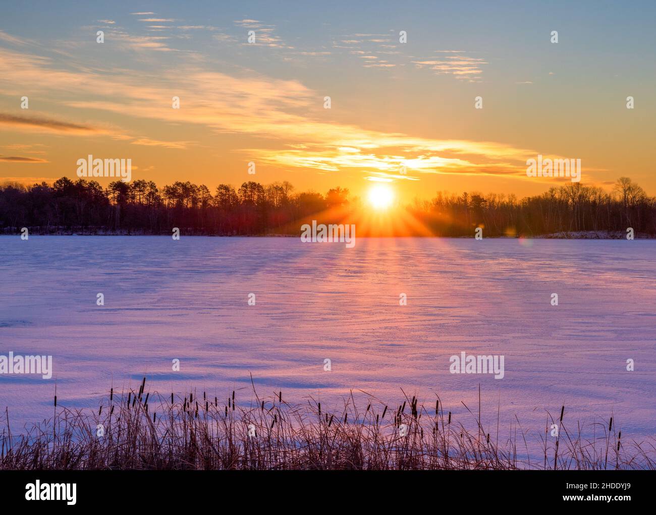 Lever du soleil sur le Chippewa Flowage dans le nord du Wisconsin. Banque D'Images