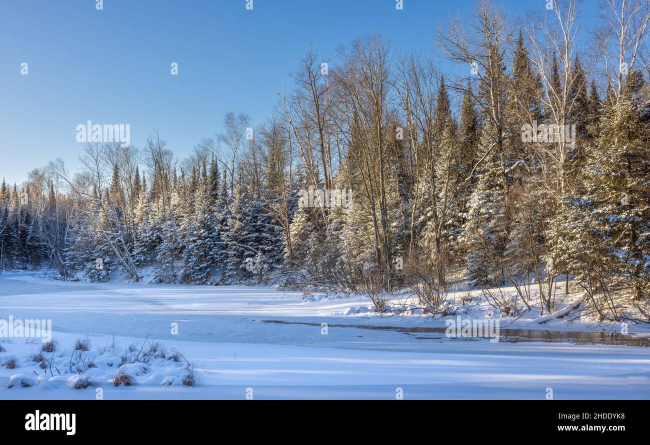 Voie navigable menant au lac Mud dans le nord du Wisconsin. Banque D'Images