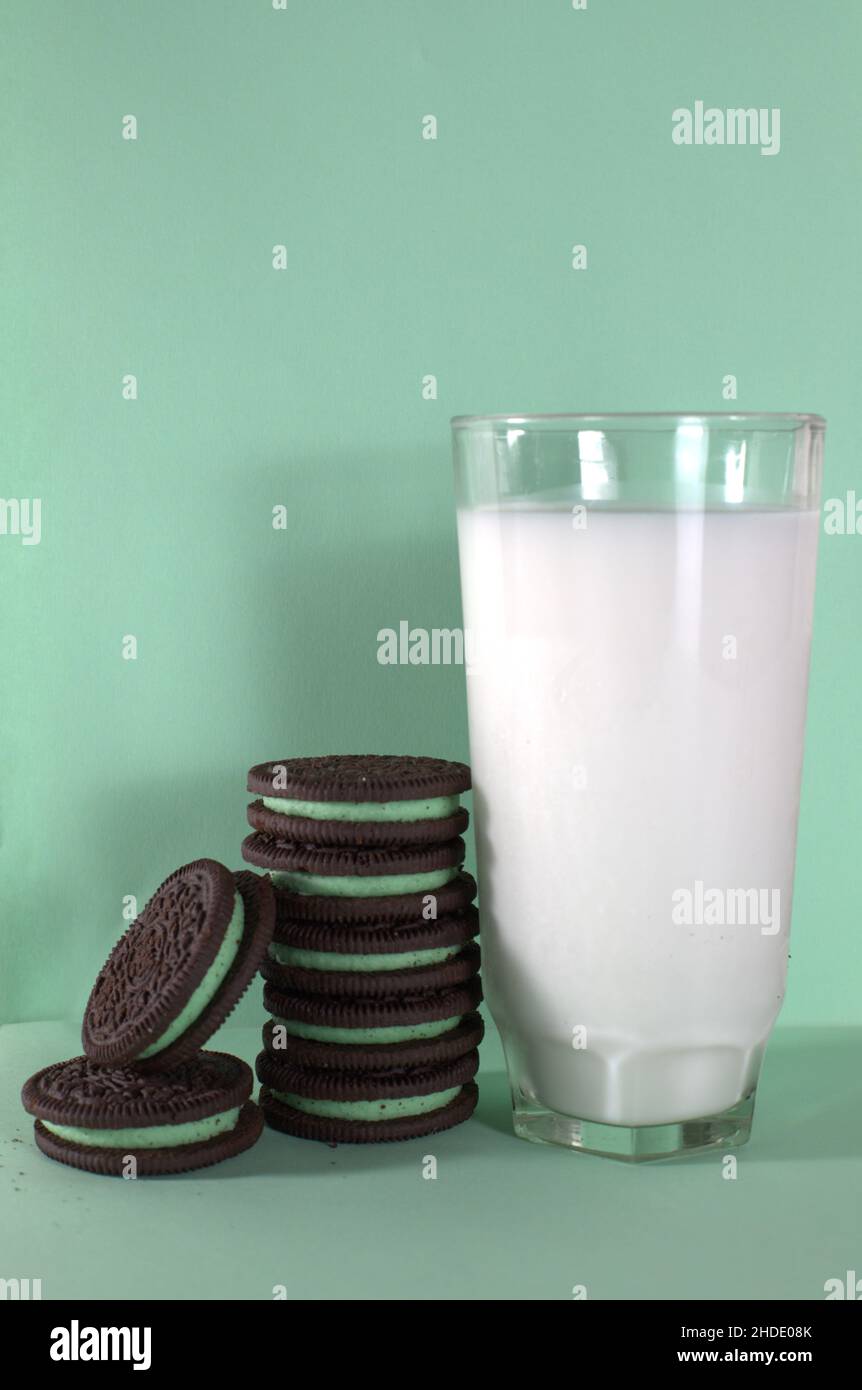 Petits gâteaux et lait, un verre de lait et de petits gâteaux à la menthe, une collation rapide Banque D'Images