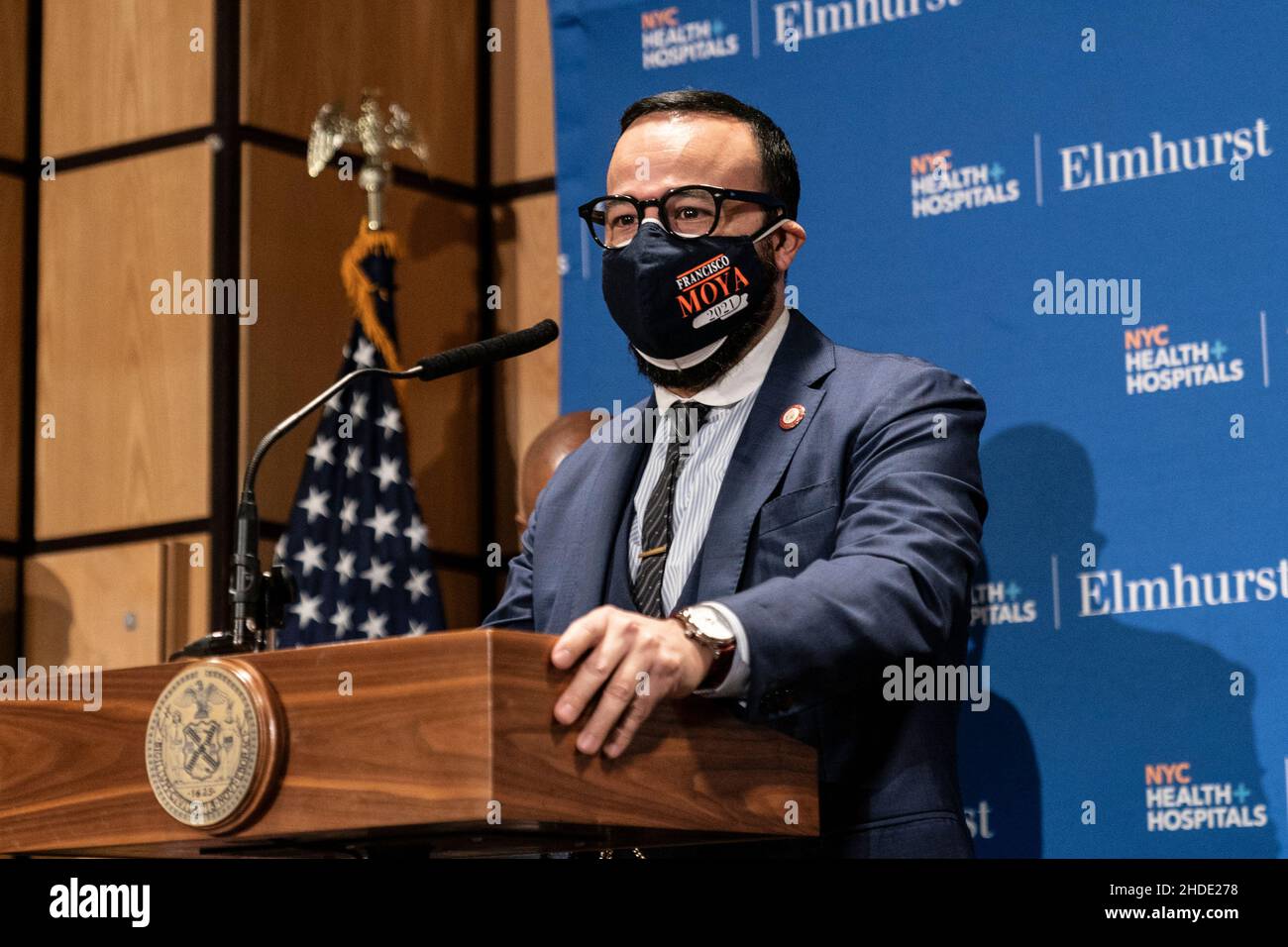 New York, NY - le 5 janvier 2022 : Francisco Moya, membre du Conseil, s'exprime lors de l'annonce du maire Eric Adams et de la disponibilité des médias à l'hôpital d'Elmhurst Banque D'Images