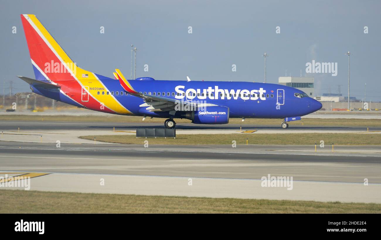 Southwest Airlines Boeing 737 taxis sur la piste après l'atterrissage à l'aéroport international de Chicago O'Hare. Banque D'Images