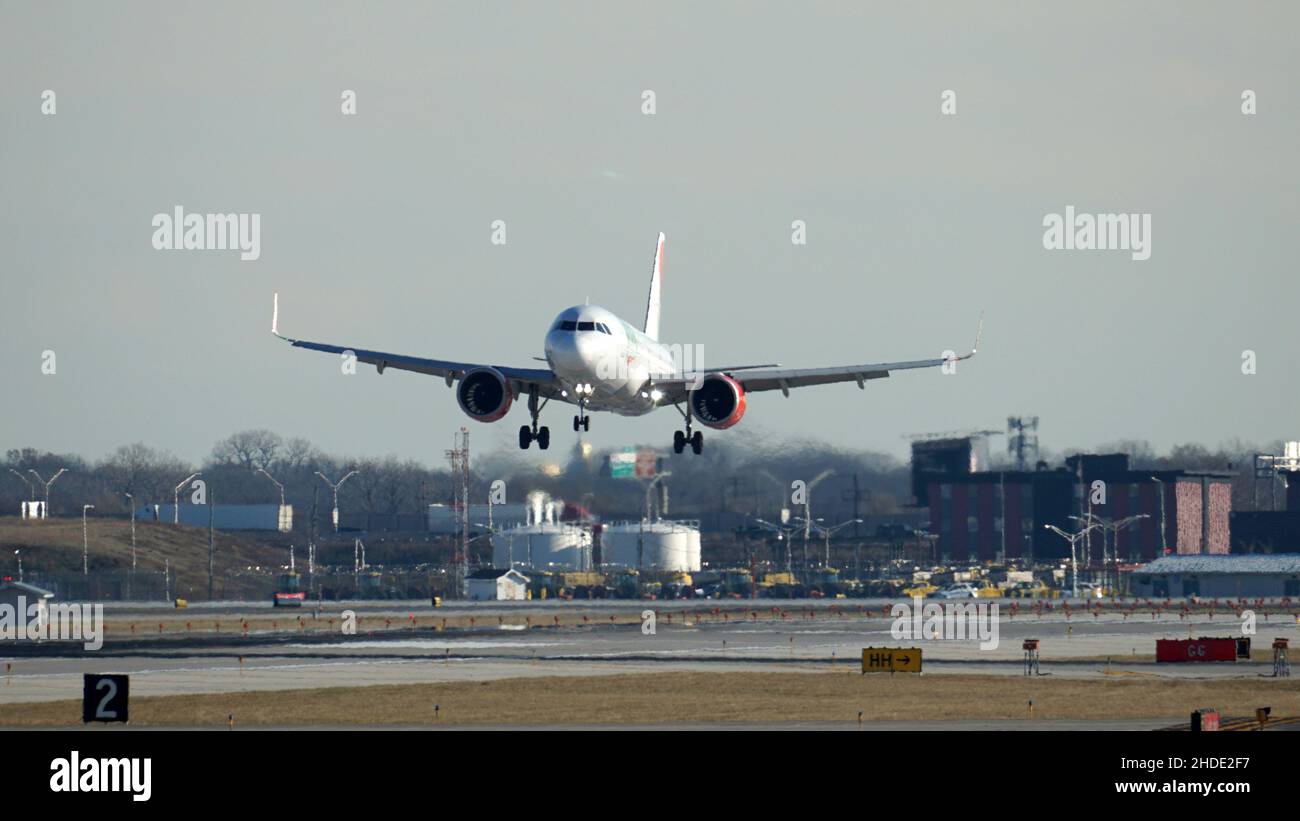 L'avion Viva Aerobus Airbus A320 se prépare à l'atterrissage à l'aéroport international O'Hare de Chicago.Viva est un transporteur à bas prix du Mexique. Banque D'Images