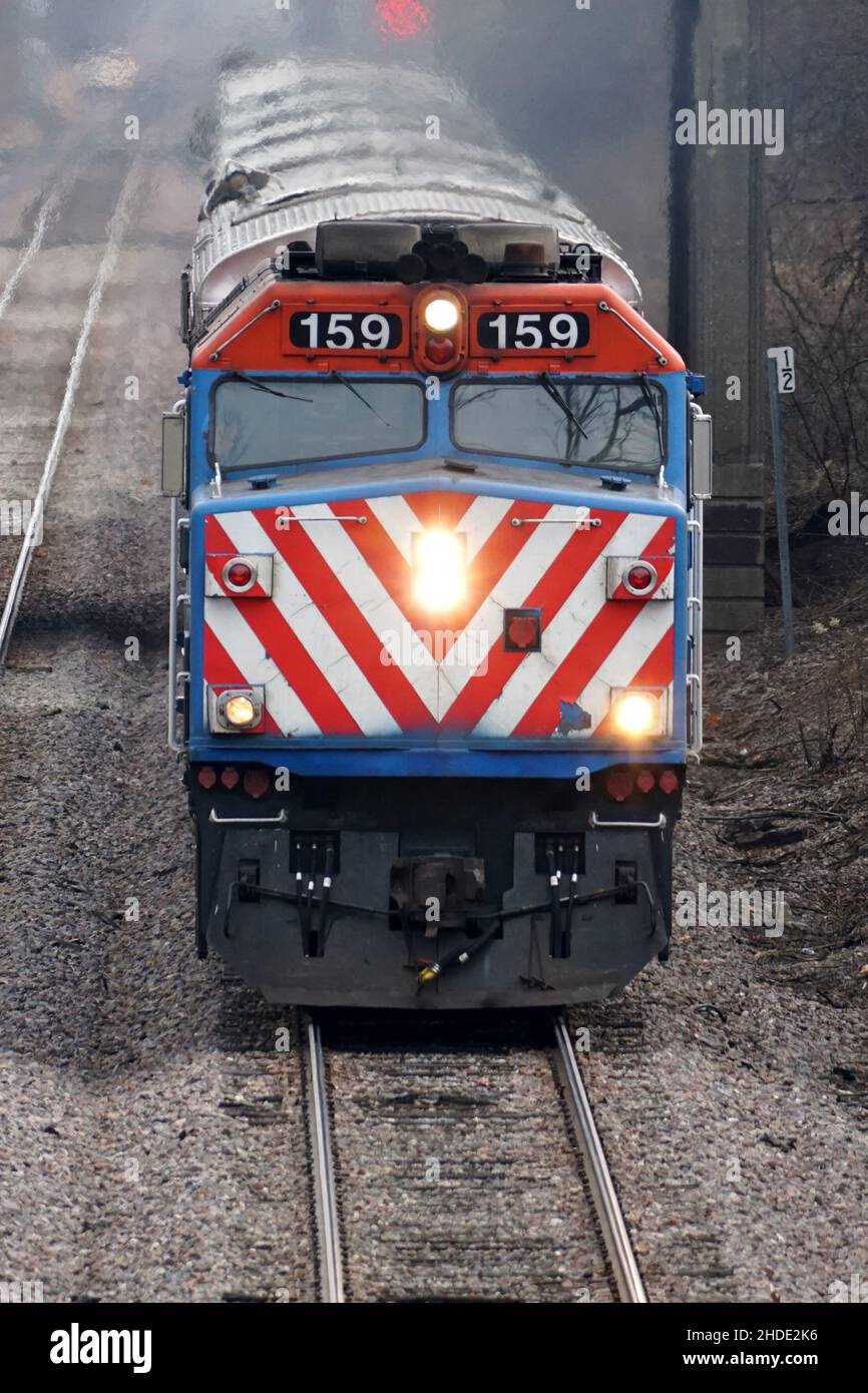 Le train de banlieue Metra Union Pacific North de Chicago arrive à la gare Winnetka. Banque D'Images