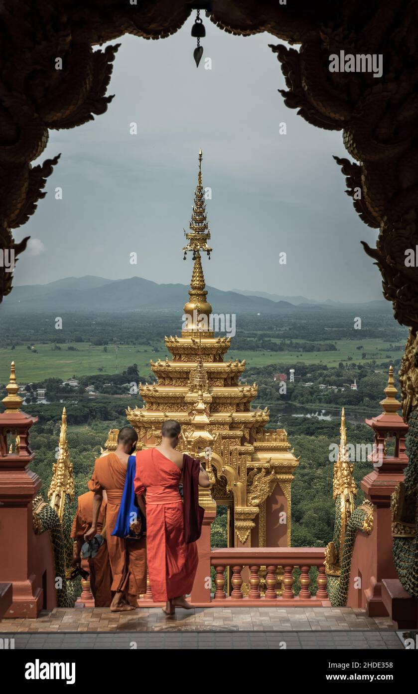 Lampang, Thaïlande - 04 septembre 2019 : les Monks bouddhistes sont en marche dans la porte de Wat Phra que Doi Phra Chan à Lampang.Un temple au sommet d'un M. Banque D'Images