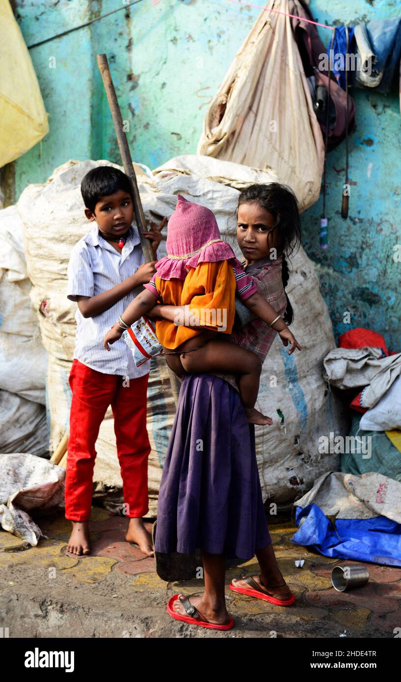 Enfants locaux vivant dans de petites maisons pauvres sur le trottoir à Mumbai, Inde. Banque D'Images