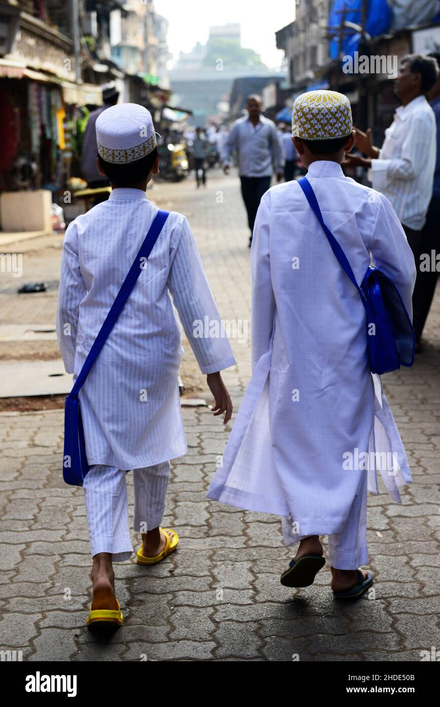 Des garçons musulmans indiens habillés traditionnellement dans la rue.Mumbai, Inde. Banque D'Images