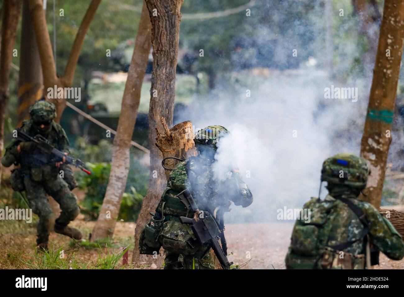 Kaohsiung, Kaohsiung, Taïwan.6th janvier 2022.Les soldats avec un lanceur RPG et des mitrailleuses en place alors que les véhicules blindés cm-34 approchent, lors d'un exercice d'amélioration de la préparation de l'armée avant le nouvel an chinois, dans un contexte de menaces chinoises croissantes sur l'île.Les États-Unis approuvant un nombre croissant de ventes d’armes à Taipei et à Pékin envoyant d’autres avions de guerre de l’APL pour faire le tour de l’île autonome, les tensions militaires dans le détroit de Taiwan devraient augmenter.(Credit image: © Daniel CEng Shou-Yi/ZUMA Press Wire) Credit: ZUMA Press, Inc./Alamy Live News Banque D'Images