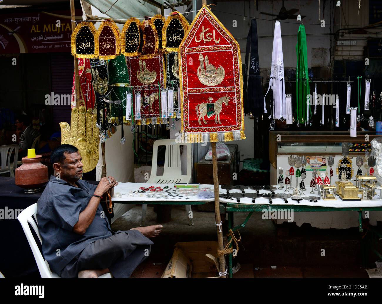 Boutiques vendant des couteaux et des lames utilisés pour l'abattage lors du festival musulman chiite d'Ahura près de la mosquée iranienne à Mumbai, en Inde. Banque D'Images