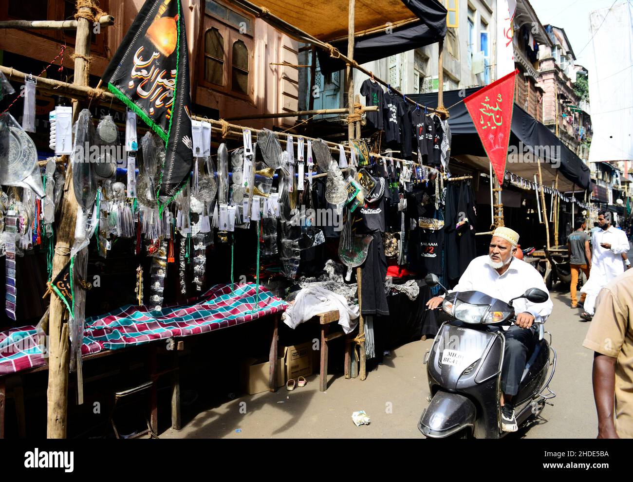 Boutiques vendant des couteaux et des lames utilisés pour l'abattage lors du festival musulman chiite d'Ahura près de la mosquée iranienne à Mumbai, en Inde. Banque D'Images