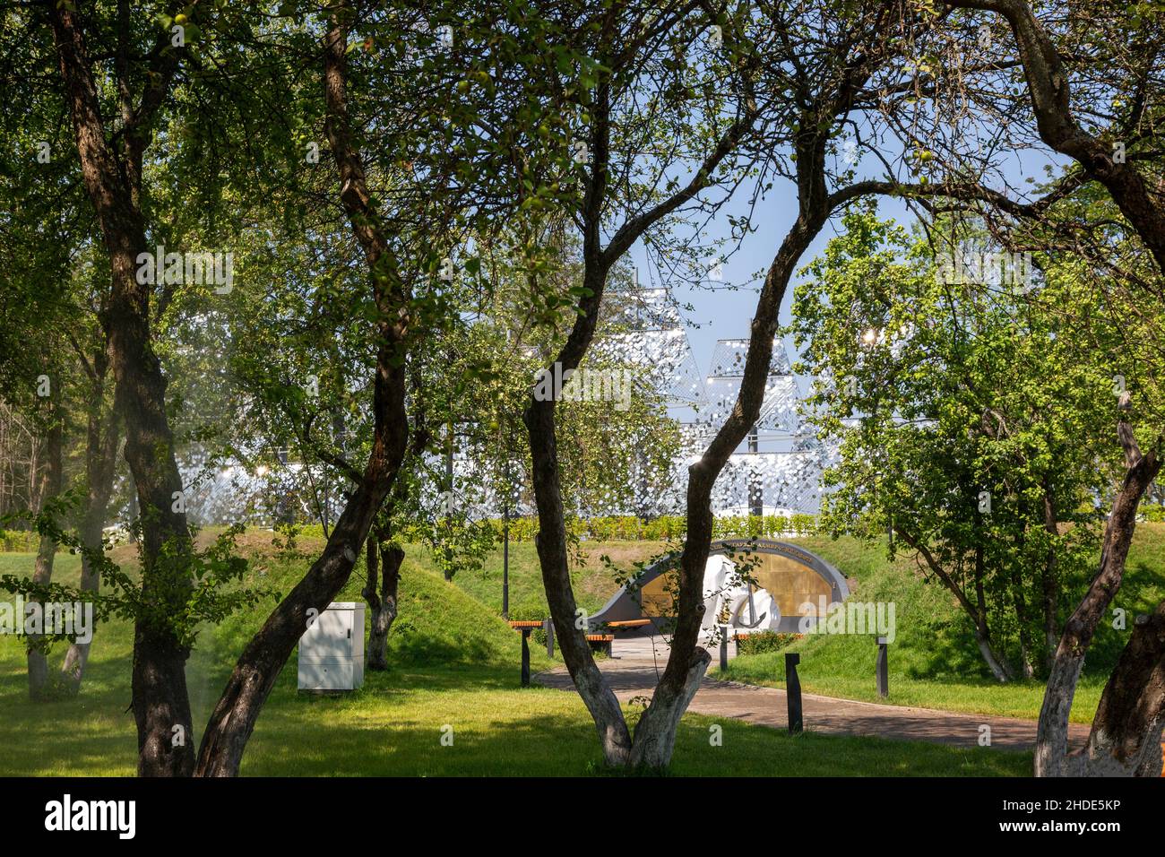 Saint-Pétersbourg, Russie - 16 juillet 2021 : vue sur l'allée des héros de la flotte russe dans l'île Park de forts à Kronstadt, Saint-Pétersbourg Banque D'Images