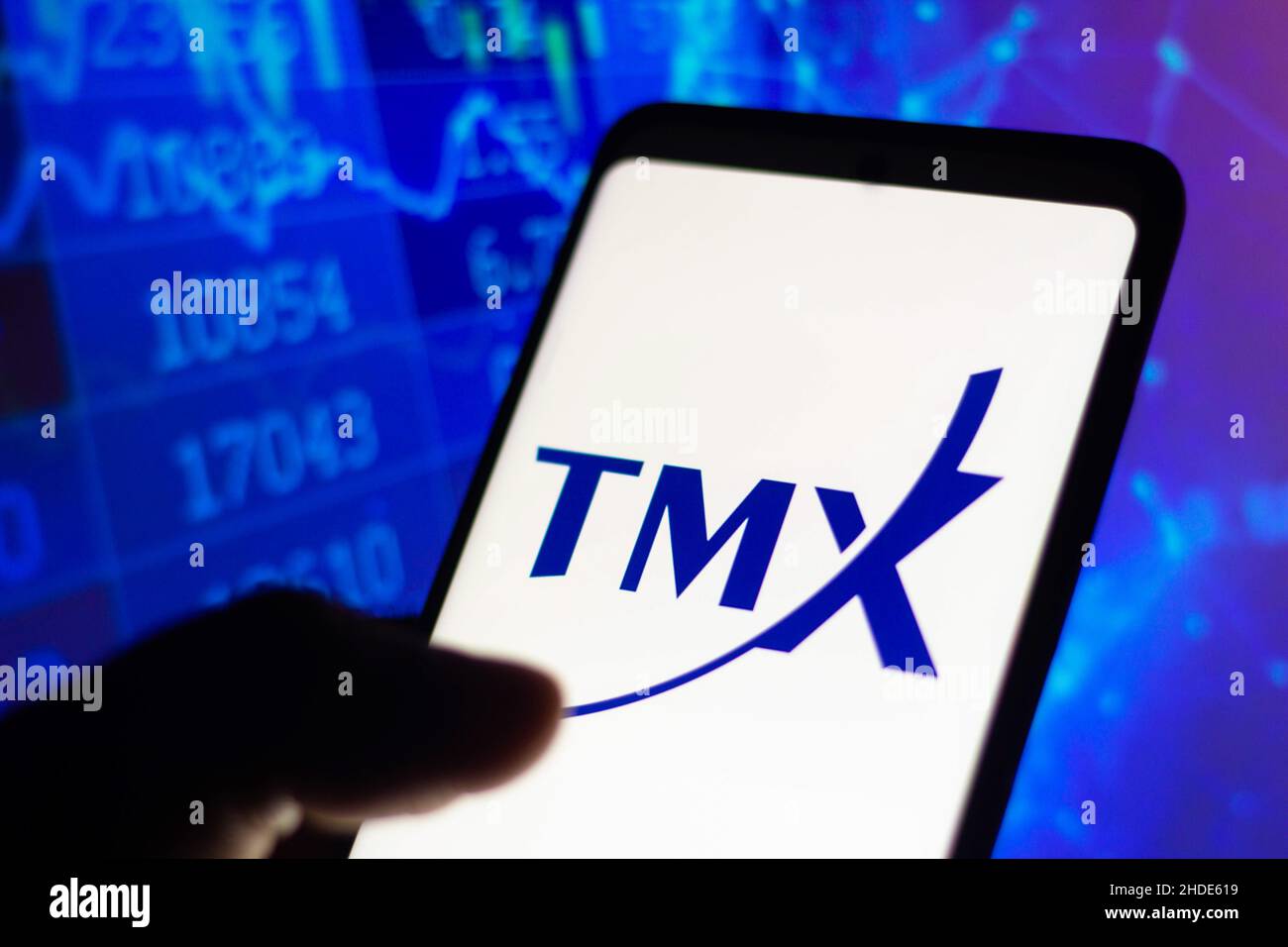 Brésil.05th janvier 2022.Sur cette photo, le logo de la Bourse de Toronto (TMX) est affiché sur un téléphone intelligent avec un graphique boursier en arrière-plan.Crédit : SOPA Images Limited/Alamy Live News Banque D'Images