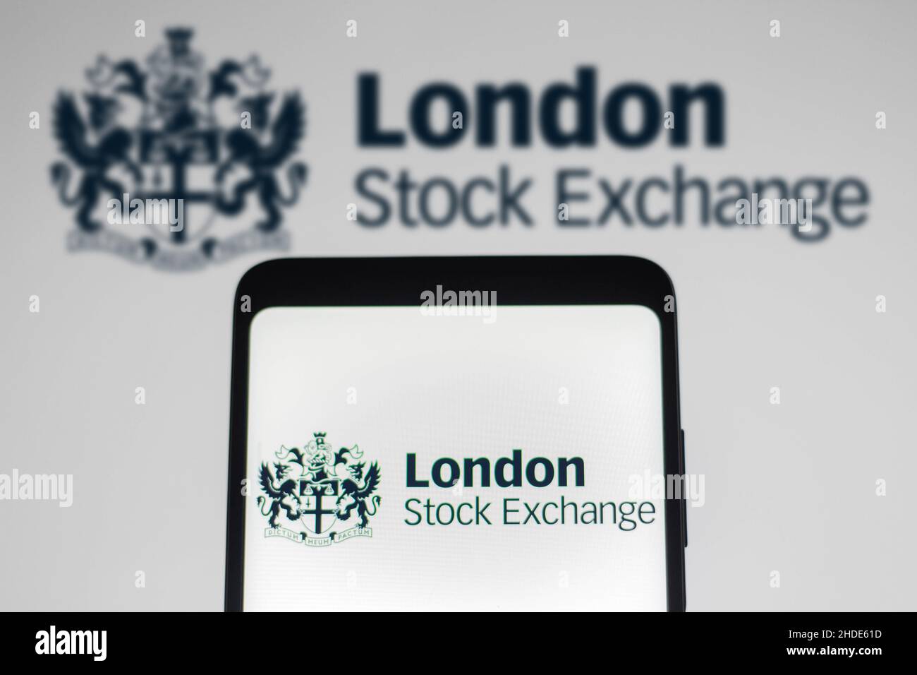 Brésil.05th janvier 2022.Sur cette photo, le logo de la Bourse de Londres (LSE) apparaît sur un smartphone et en arrière-plan.Crédit : SOPA Images Limited/Alamy Live News Banque D'Images