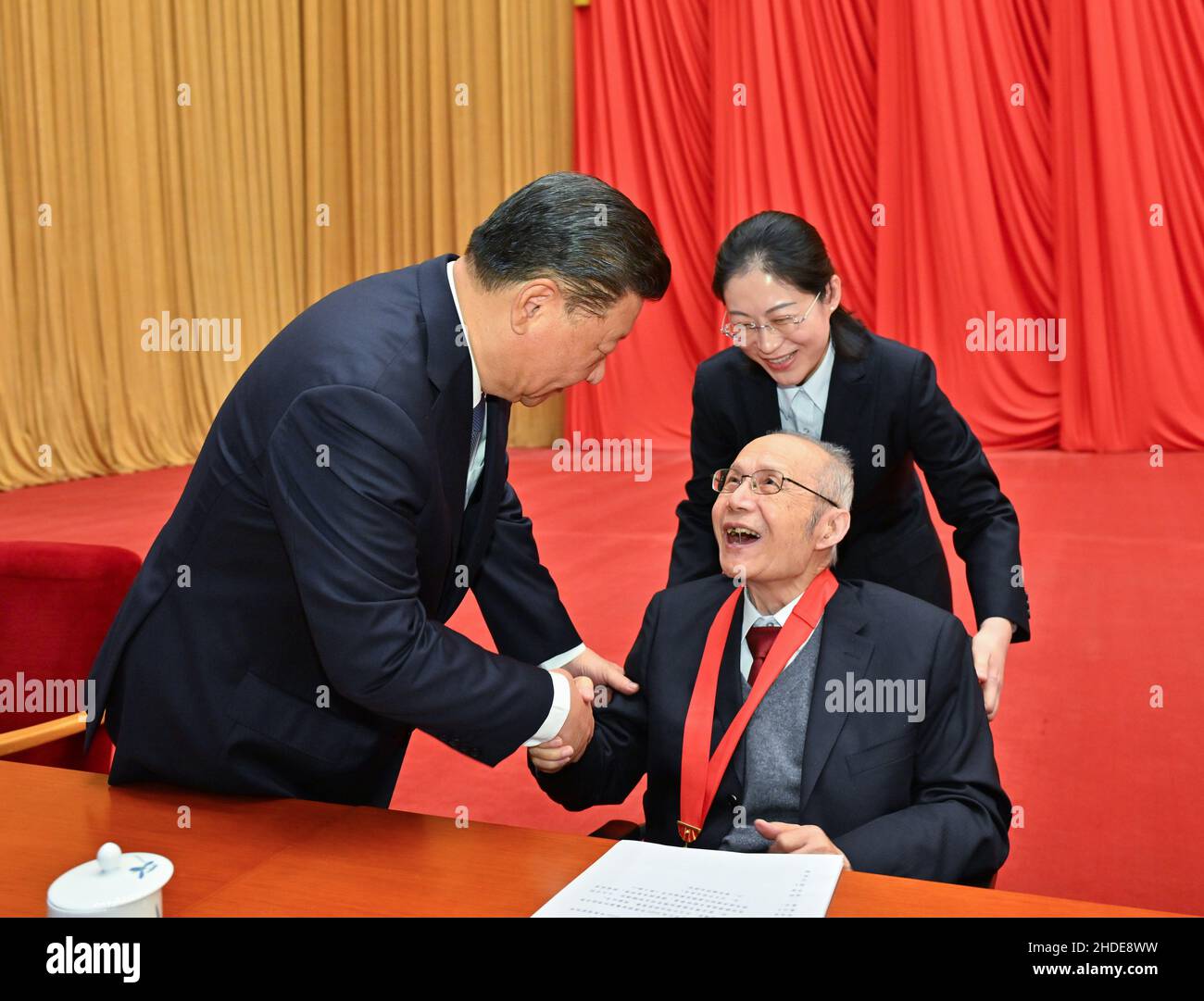 Pékin, Chine.3rd novembre 2021.Le président chinois Xi Jinping, également secrétaire général du Comité central du Parti communiste de Chine et président de la Commission militaire centrale, s'entretient avec le concepteur d'avions Gu Songfen, lauréat du prix scientifique le plus prestigieux de la Chine, après une cérémonie annuelle en l'honneur de scientifiques distingués,Ingénieurs et réalisations en recherche au Grand Hall of the People de Beijing, capitale de la Chine, 3 novembre 2021.Credit: Li Xueren/Xinhua/Alay Live News Banque D'Images