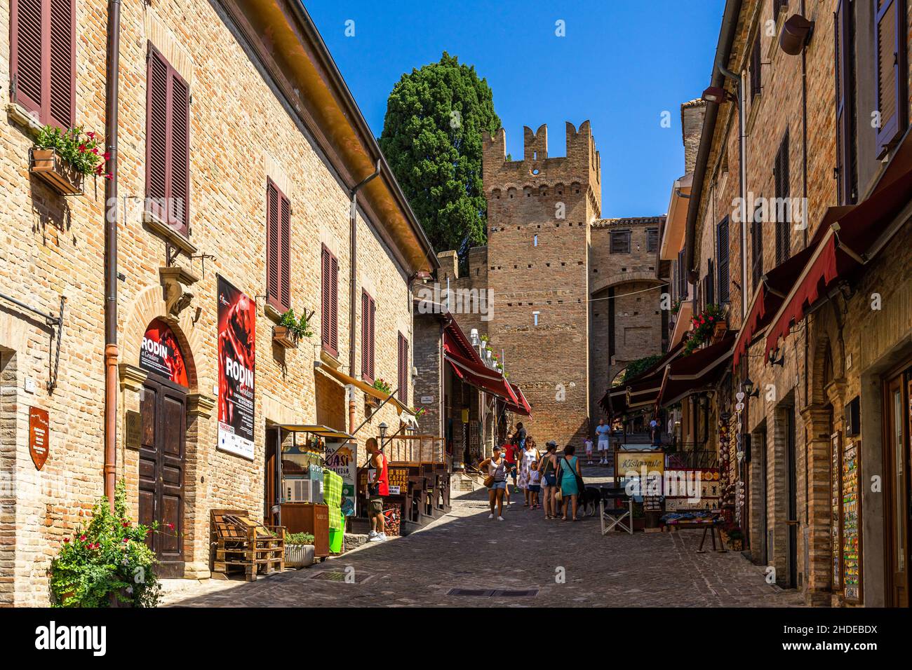 Gradara, Italie, août 2021 – rue principale du village médiéval de Gradara menant au château Banque D'Images