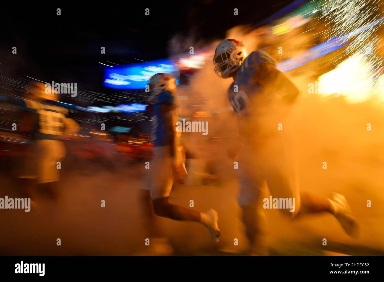 01 janvier 2022 : les joueurs du Mississippi Rebels sont sortis sur le terrain avant le début du match de football universitaire Allstate Sugar Bowl contre les Baylor Bears au Caesars Superdome de la Nouvelle-Orléans, LA.Austin McAfee/CSM Banque D'Images