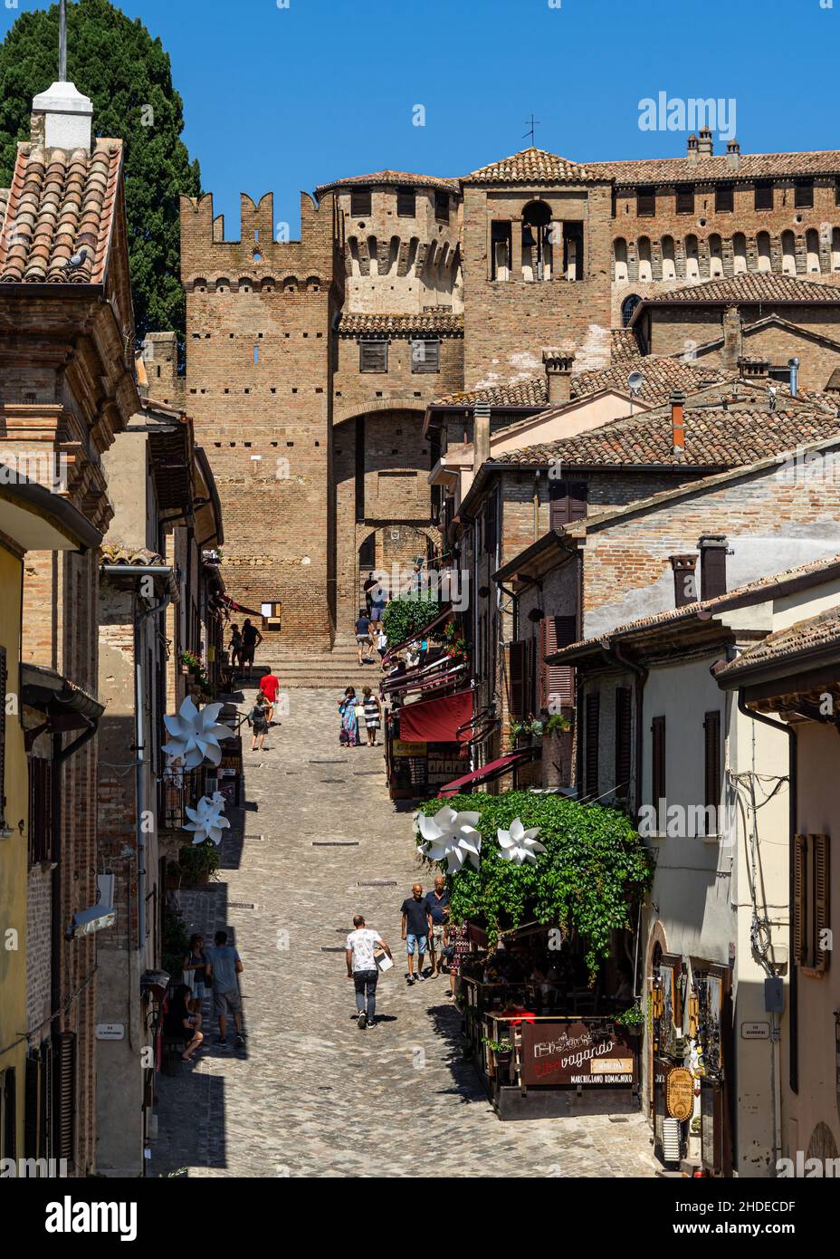 Vue sur Gradara, ville médiévale colorée de la région des Marches et destination touristique populaire, Marche, Italie Banque D'Images