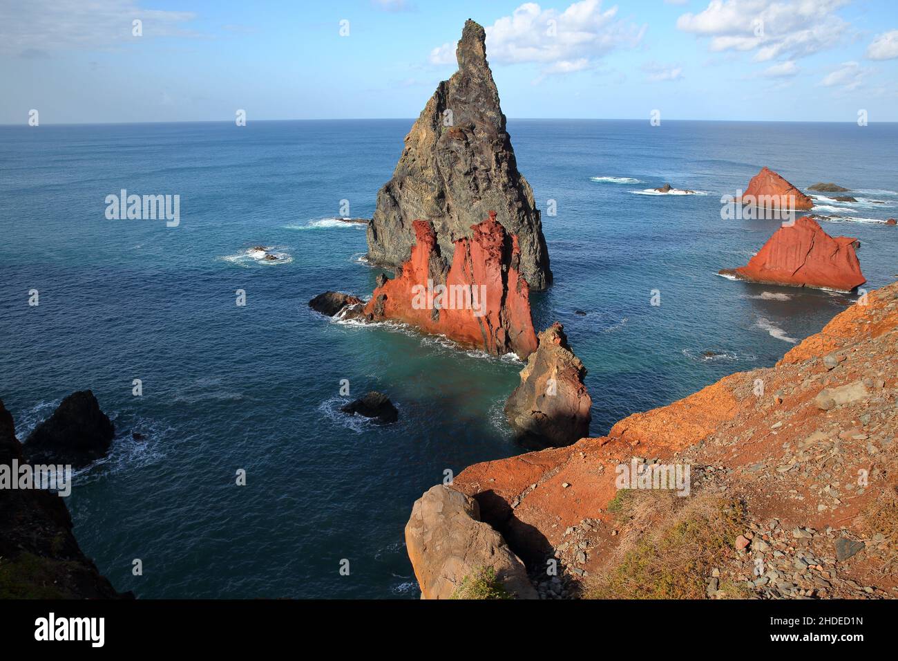 Paysage coloré et falaises rocheuses à la péninsule de Ponta de Sao Lourenco, située sur la côte est de l'île de Madère, Portugal Banque D'Images