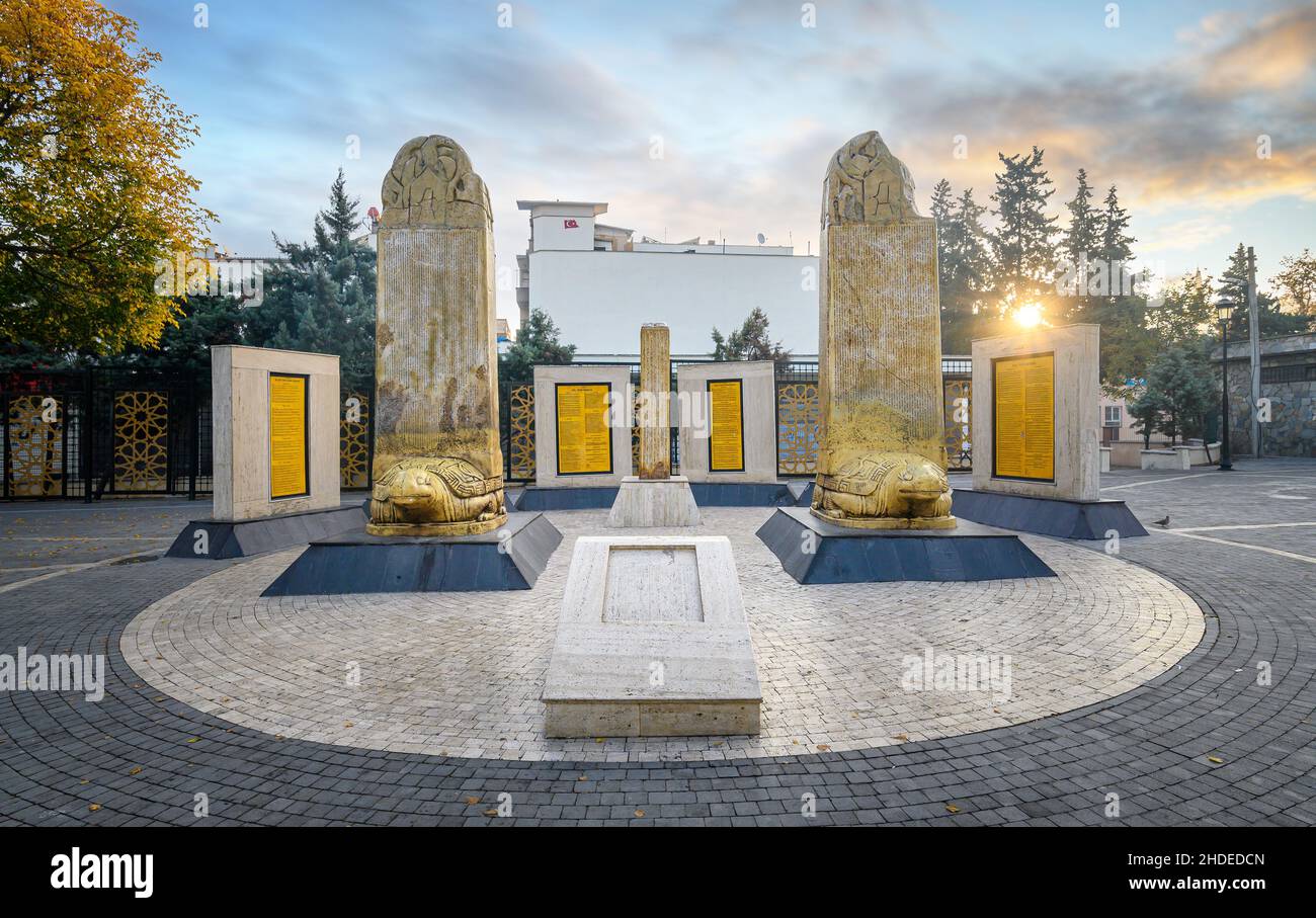 Gaziantep, Turquie.Un monument de l'Orhun Yazitlari inscriptions obelisks du règne de Bilge Kagan, souverain de l'Empire Gokturk. Banque D'Images