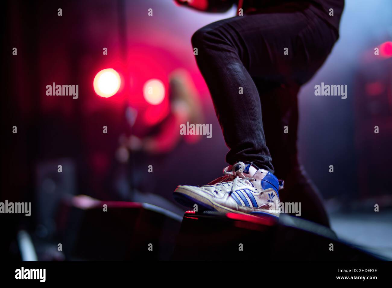 Bergen, Norvège.07th, août 2021.Un artiste porte une paire de sneakers vintage d'Addias lors d'un concert à Bergen.(Photo: Gonzales photo - Jarle H. Moe). Banque D'Images