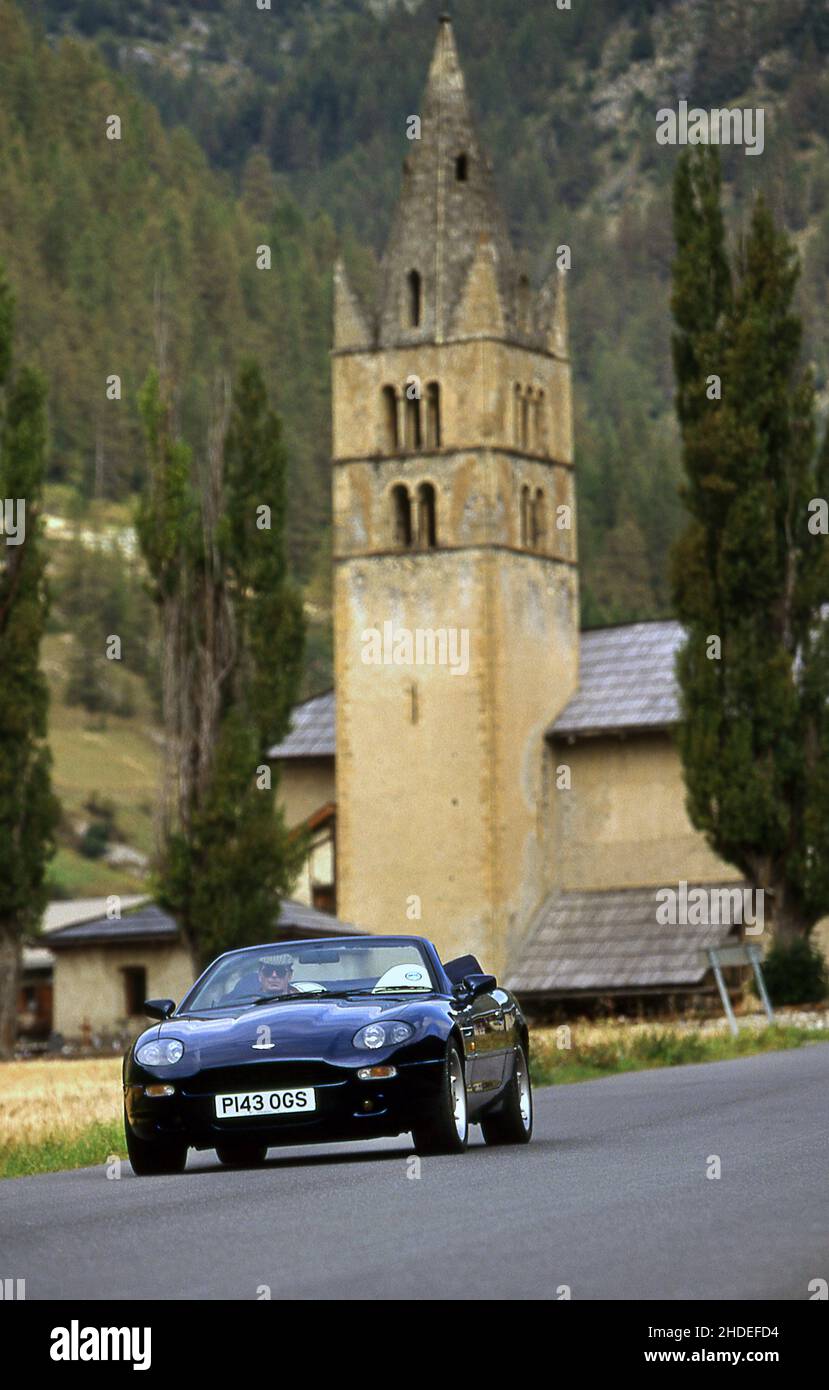 Voyage en voiture le long de la route des grandes Alpes France en 1996 Aston Martin DB7 Volante. Banque D'Images