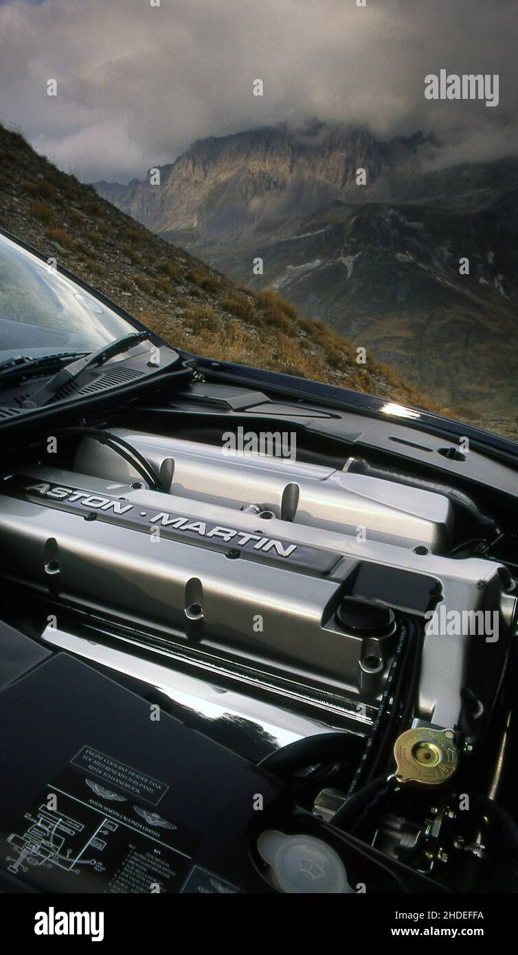 Voyage en voiture le long de la route des grandes Alpes France en 1996 Aston Martin DB7 Volante. Banque D'Images