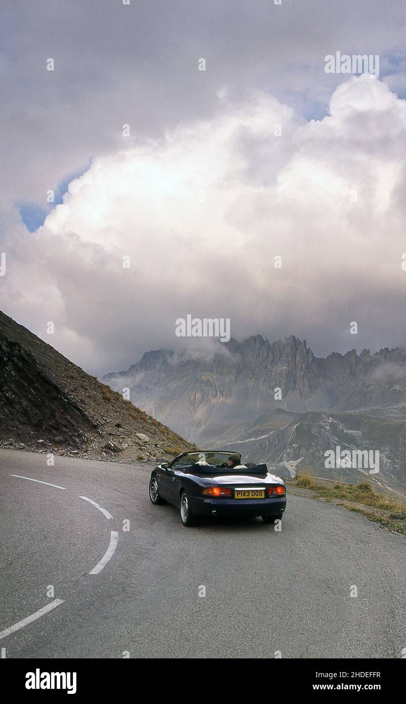 Voyage en voiture le long de la route des grandes Alpes, en voiture sur le  Col du Galibier France dans un 1996 Aston Martin DB7 Volante Photo Stock -  Alamy