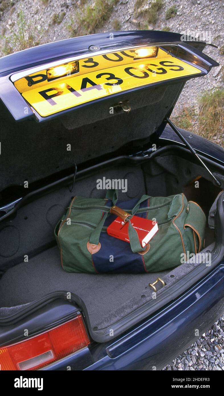 Voyage en voiture le long de la route des grandes Alpes France en 1996 Aston Martin DB7 Volante. Banque D'Images