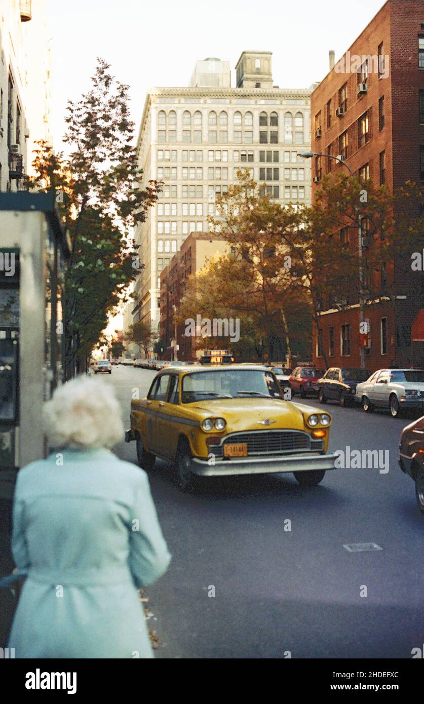 Scène de rue dans le centre-ville de New York dans les années 1980, New York, États-Unis Banque D'Images