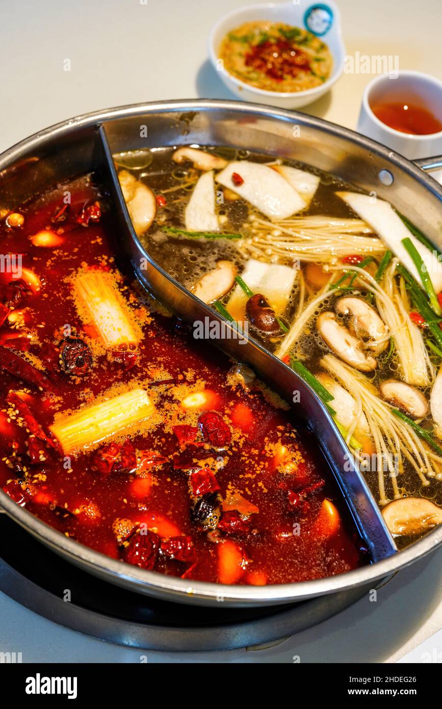 Gros plan sur le fond du pot chaud chinois traditionnel du Sichuan, deux saveurs Banque D'Images