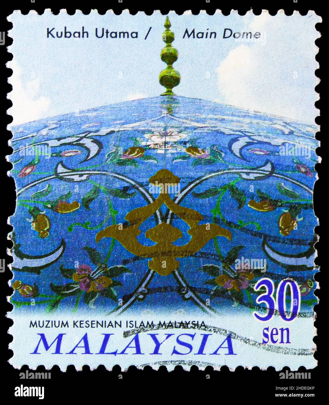 MOSCOU, RUSSIE - 4 NOVEMBRE 2021: Timbre-poste imprimé en Malaisie montre Musée national des Arts islamiques, série, vers 2000 Banque D'Images