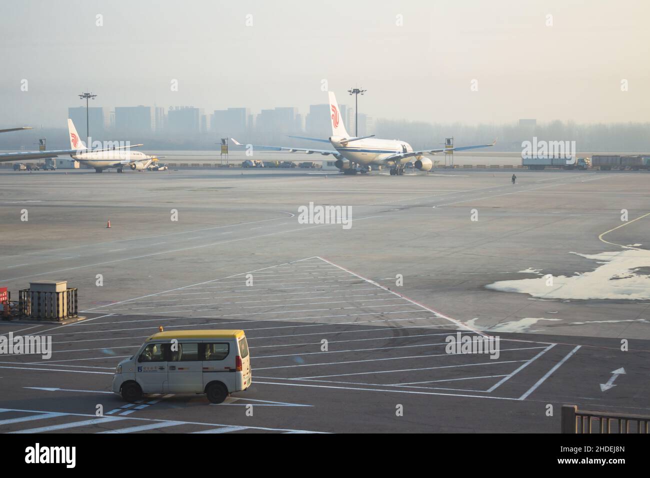 Aéroport international de Guangzhou Baiyun.Avion et voiture de travail sur la piste Banque D'Images