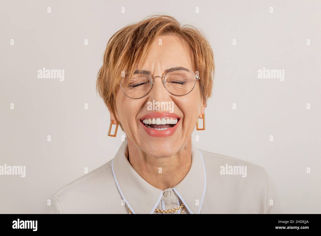 La jeune femme d'âge moyen sourit largement avec de belles dents en bonne santé. Banque D'Images