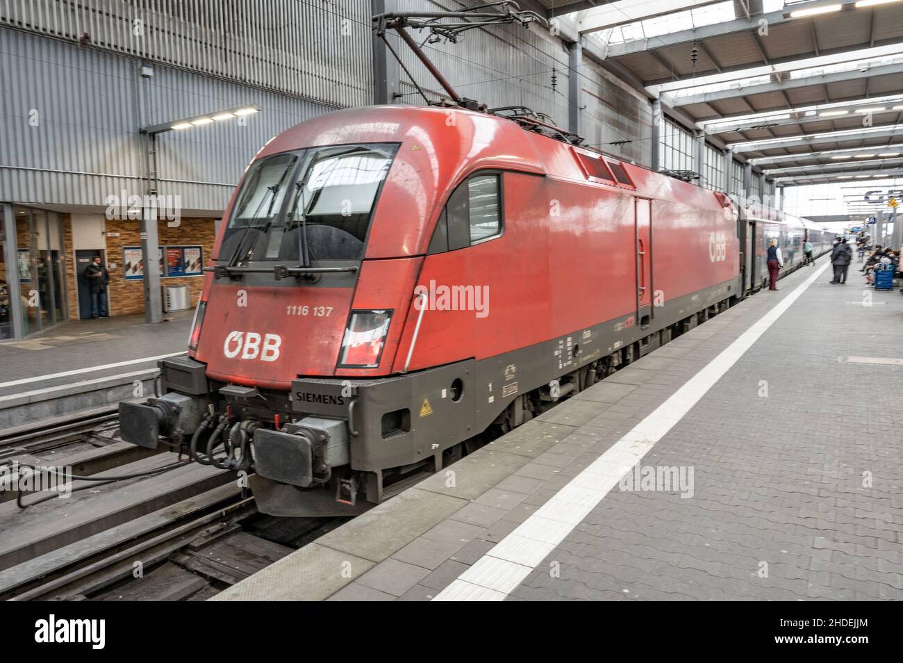 München- Zug der ÖBB im Hauptbahnhof Banque D'Images