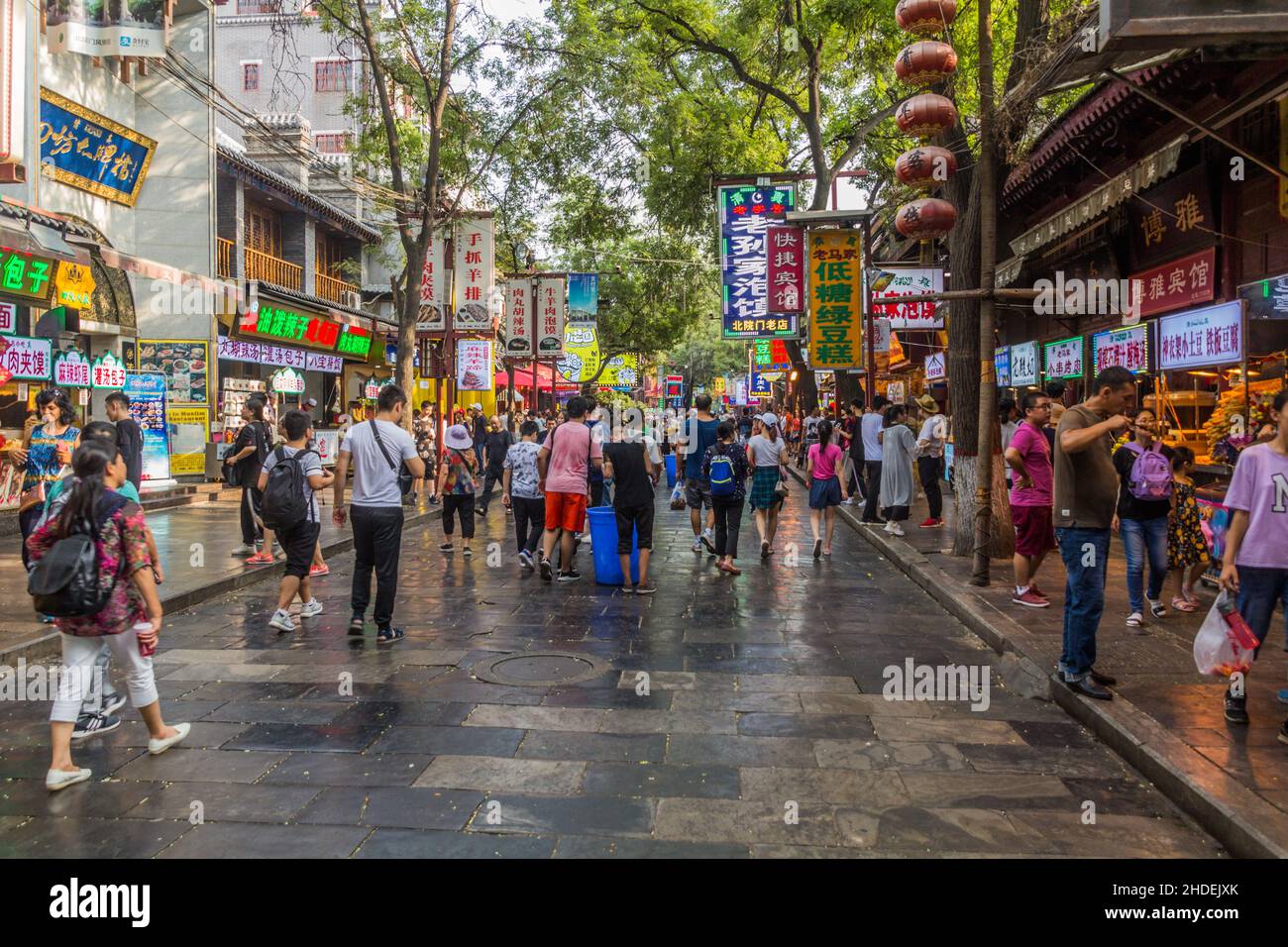 XI'AN, CHINE - 5 AOÛT 2018 : rue surpeuplée dans le quartier musulman de Xi'an, Chine Banque D'Images