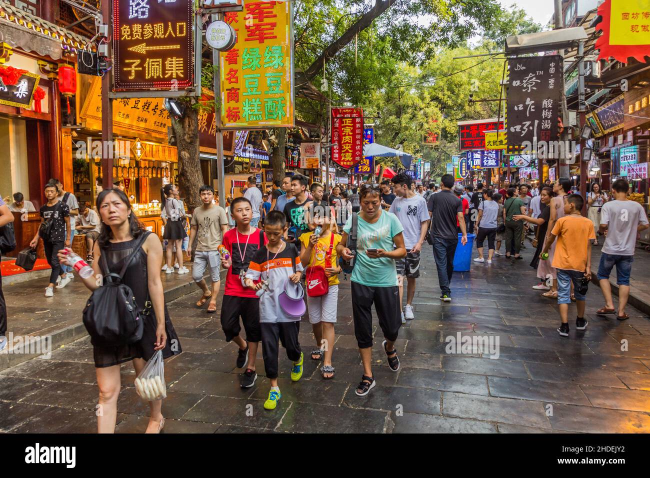 XI'AN, CHINE - 5 AOÛT 2018 : rue surpeuplée dans le quartier musulman de Xi'an, Chine Banque D'Images