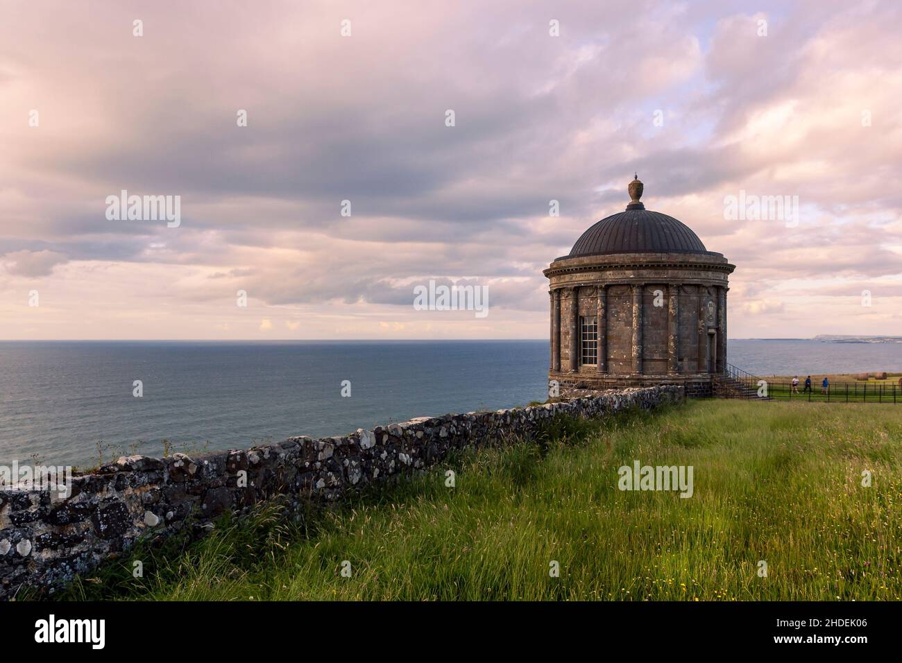 Vue sur le temple de Mussenden en Irlande du Nord pendant l'été Banque D'Images