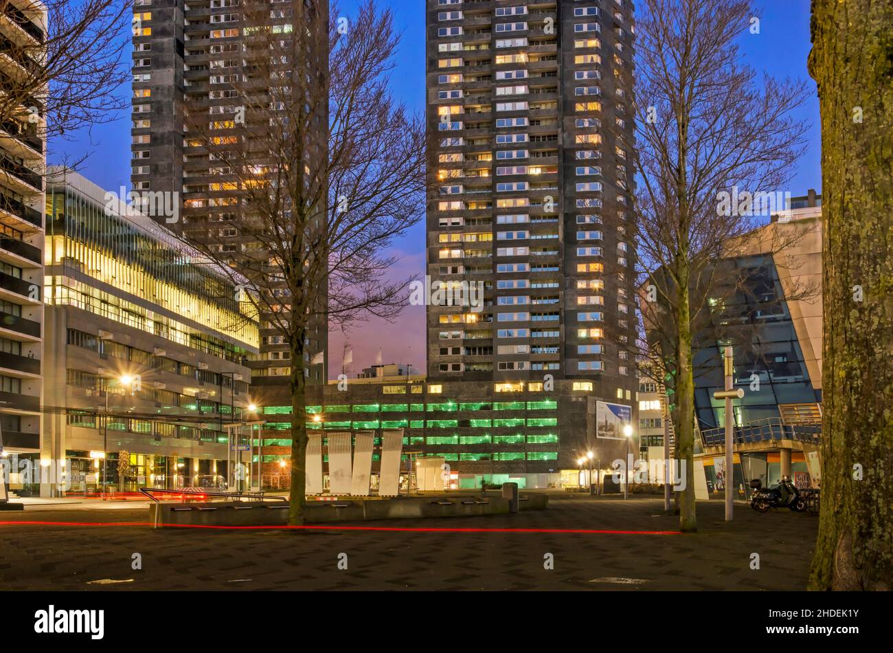 Rotterdam, pays-Bas, 6 janvier 2022 : place du centre-ville de Willemsplein, entourée de bureaux, de tours résidentielles et de parkings couverts, dans le bleu Banque D'Images