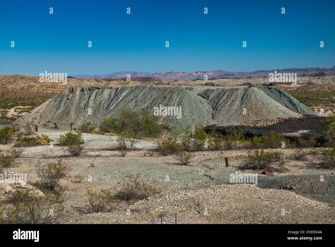 Stériles (gris), scories (noires) près de la fonderie de cuivre, dans la ville de Swansea, Buckskin Mountains, Sonoran Desert, Arizona, États-Unis Banque D'Images