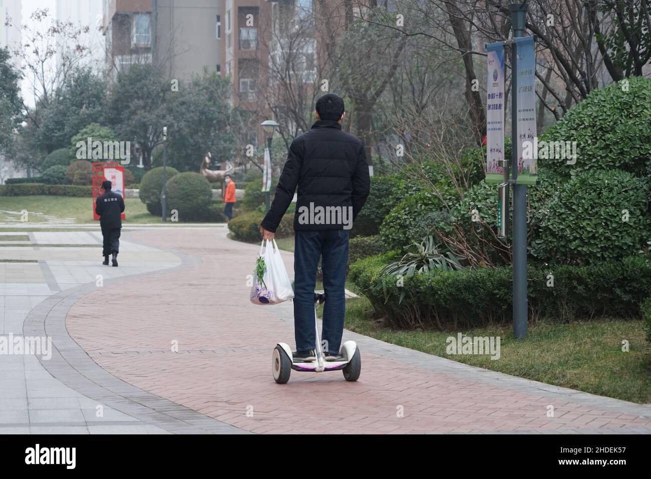 XI'AN, CHINE - 6 JANVIER 2022 - Un résident fait un vélo d'équilibre pour acheter des fournitures pour rentrer à la maison dans une communauté fermée à Xi 'an, province de Shaanxi, Chine, J Banque D'Images