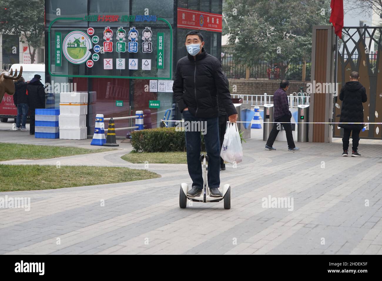 XI'AN, CHINE - 6 JANVIER 2022 - Un résident fait un vélo d'équilibre pour acheter des fournitures pour rentrer à la maison dans une communauté fermée à Xi 'an, province de Shaanxi, Chine, J Banque D'Images