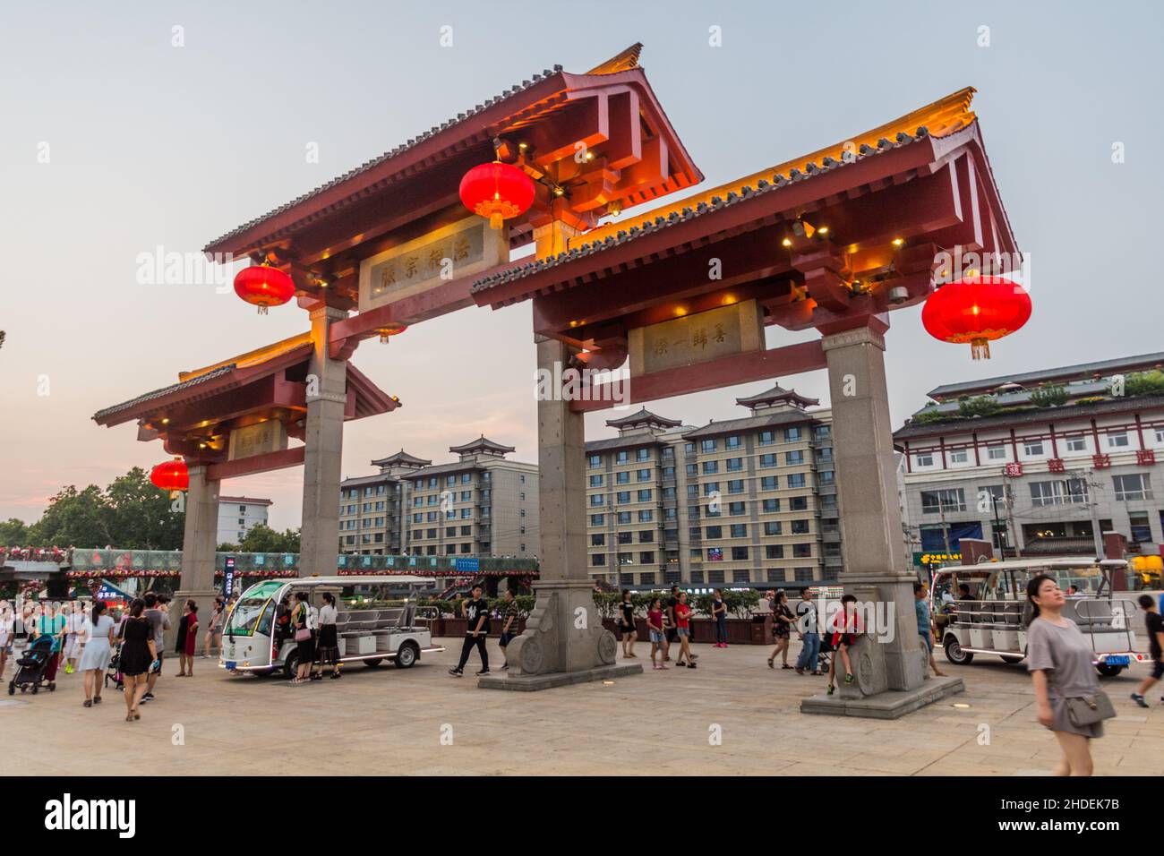 XI'AN, CHINE - 5 AOÛT 2018 : arche devant la Grande Pagode de l'OIE sauvage à Xi'an, Chine Banque D'Images