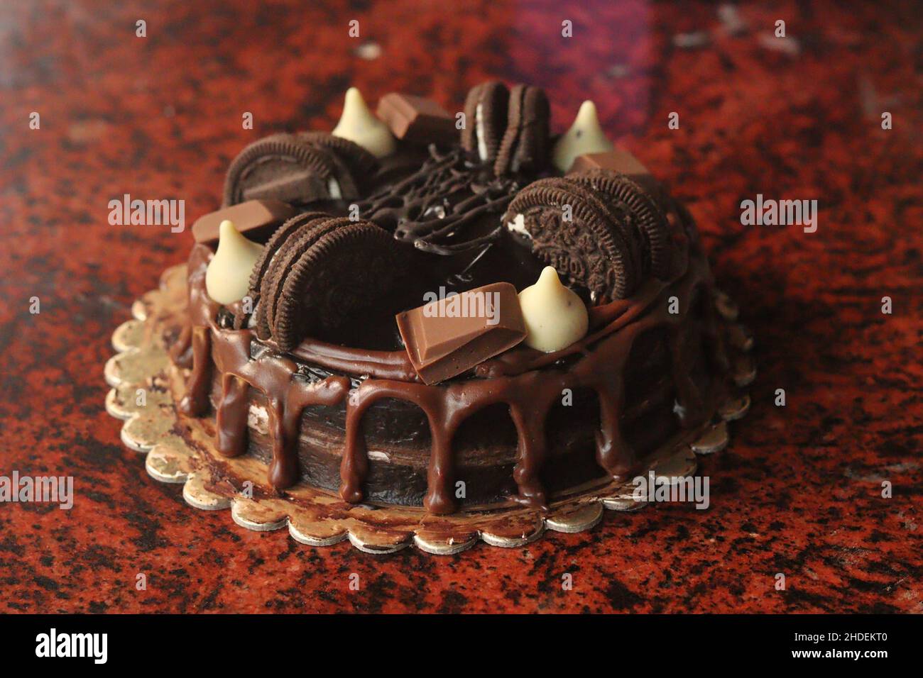 Ce gâteau au chocolat fait maison est une recette si facile et délicieuse.C'est un gâteau au chocolat classique qui est décadent, humide et plein de riche en chocolat Banque D'Images