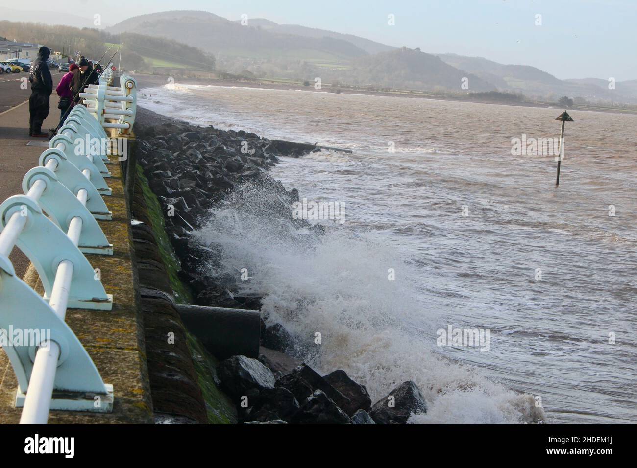Les pêcheurs braves la mer bâclée à l'ancre bleue plage somerset angleterre Royaume-Uni Banque D'Images