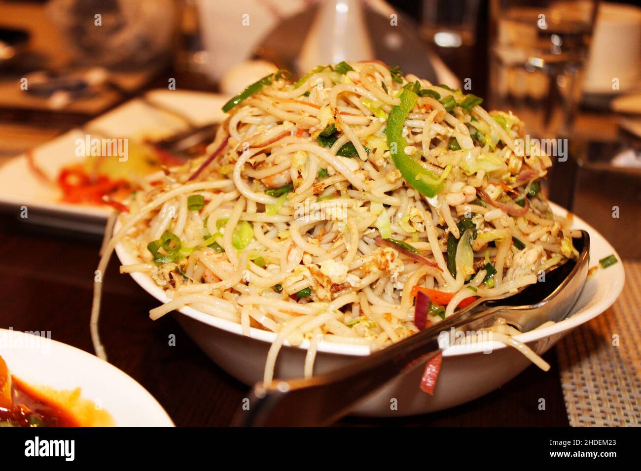 Les méines de Chow sont des nouilles chinoises sautées avec des légumes et parfois de la viande ou du tofu Banque D'Images