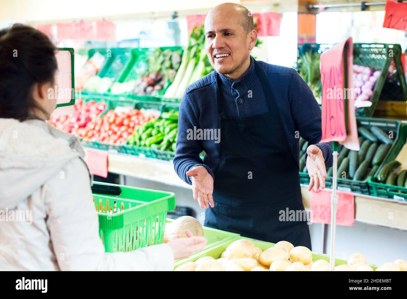 Femme achetant des courges de saison Banque D'Images