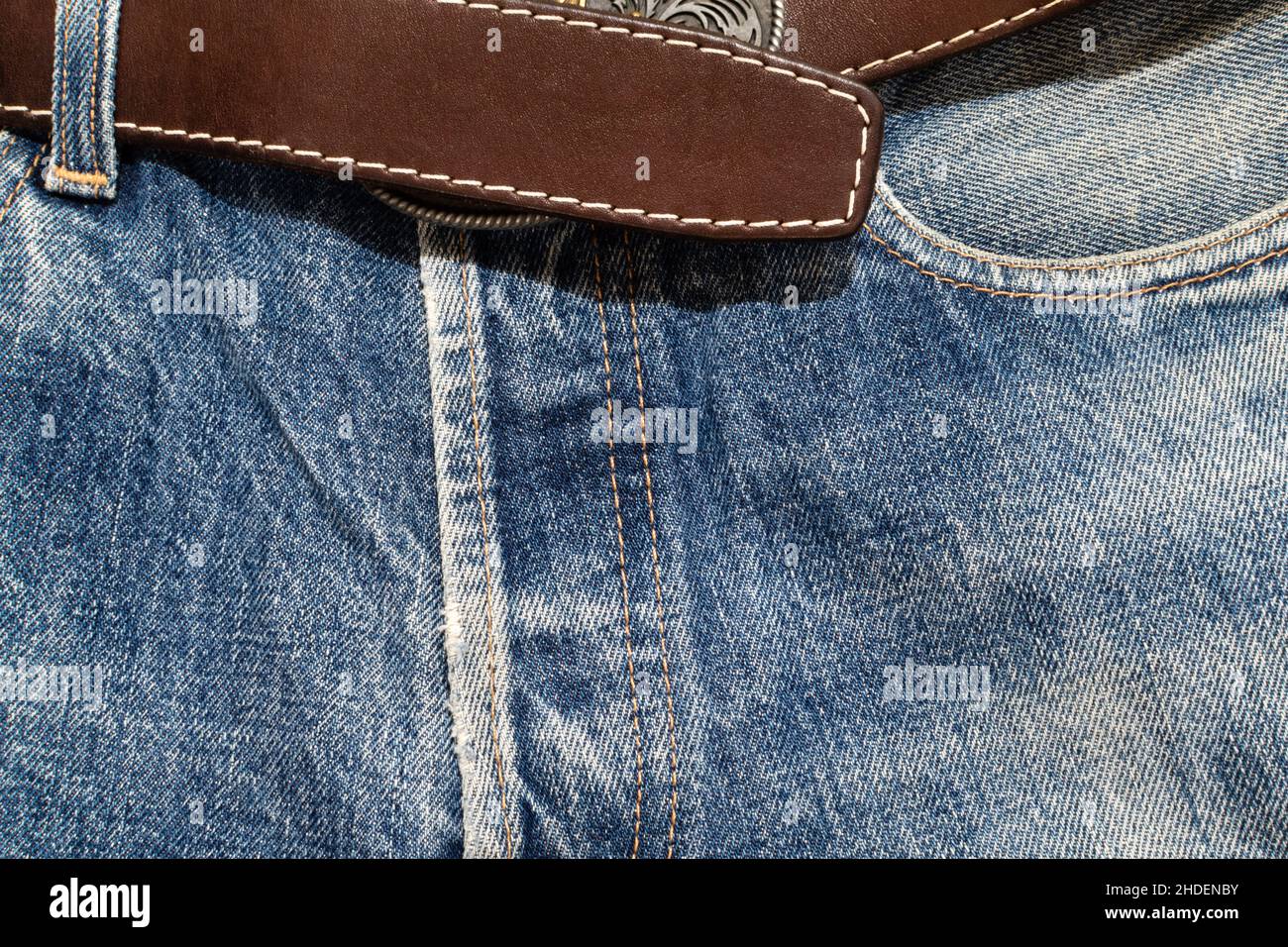 Jean effiloché avec ceinture marron en cuir gros plan Banque D'Images
