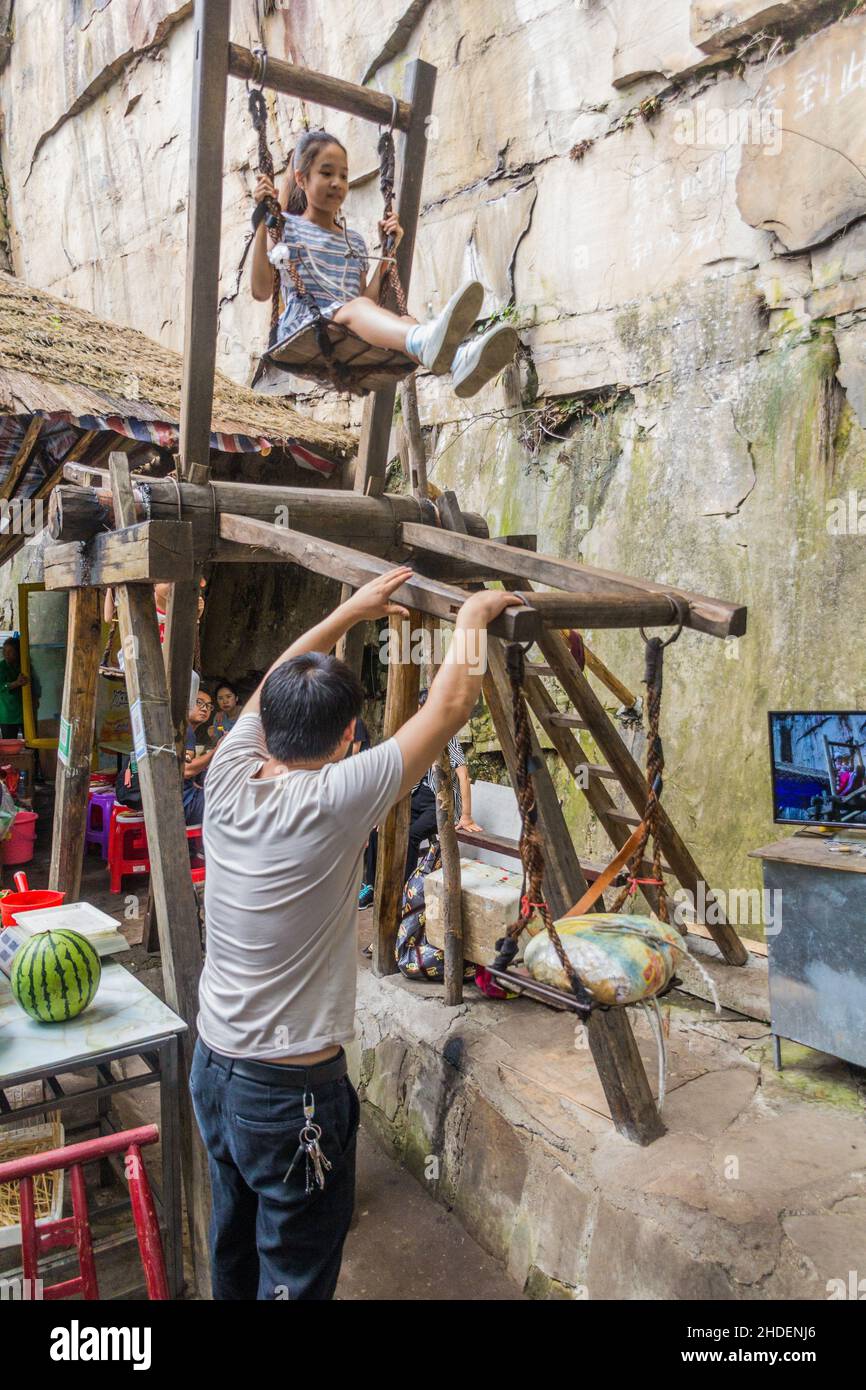 WULINGYUAN, CHINE - 9 AOÛT 2018 : les enfants apprécient la roue de plaisir en bois dans la zone d'intérêt touristique et historique de Wulingyuan dans les forêts nationales de Zhangjiajie Banque D'Images