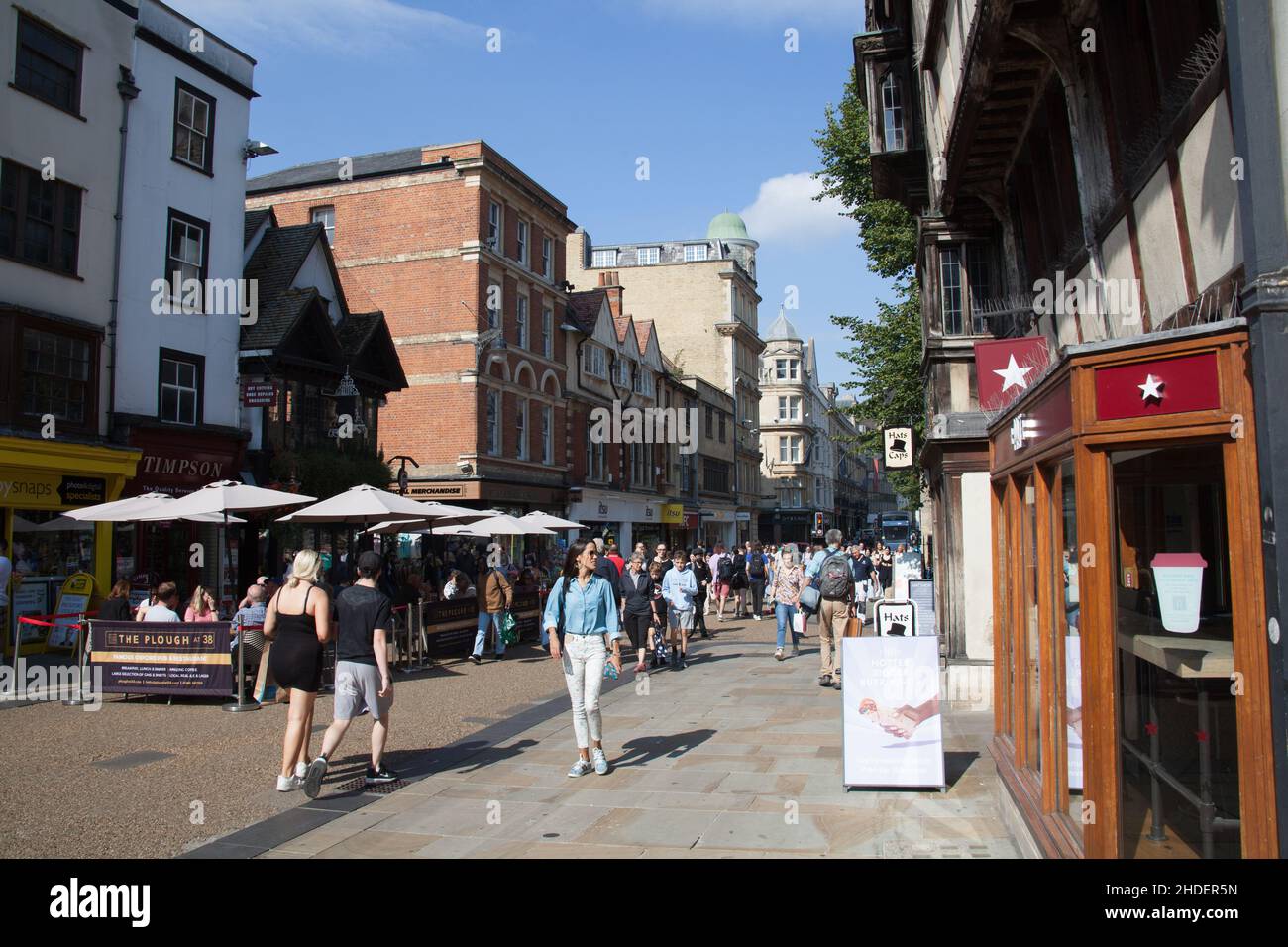 Shopping sur Cornmarket Street à Oxford au Royaume-Uni Banque D'Images